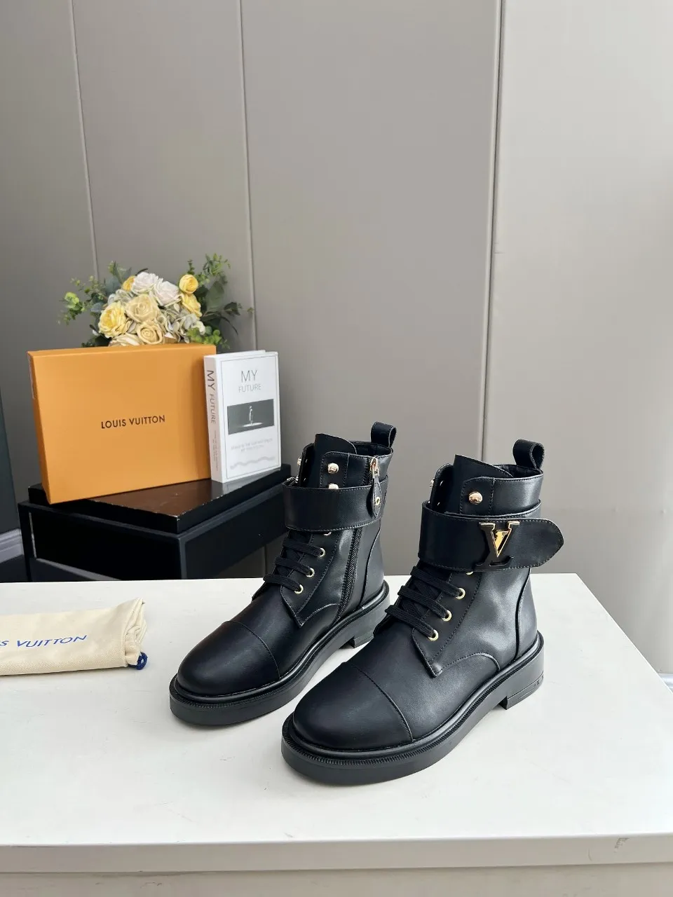 👟👟Ex-factory price 520👟👟 The cabinet is in sync with the high-end product quality of LV and Louis Vuitton. It is a hot model that has been out of stock many times through purchasing. The upper is hollow and carved, and it is dazzling. The fabric is made of imported calfskin. Sheepskin lining, sheepskin foot pads, original molded outsole. It looks great on your feet and is super cool! The real thing is more beautiful. Sizes 35-40 and 41 can be customized, new colors will be updated gradually